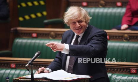  Foto selebaran yang disediakan oleh Parlemen Inggris menunjukkan Perdana Menteri Inggris Boris Johnson selama Pertanyaan Perdana Menteri di House of Commons di London, Inggris, 17 Maret 2021.