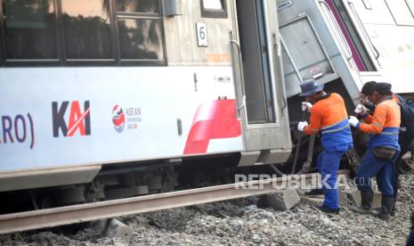 Petugas melakukan evakuasi gerbong Kereta Api Argo Semeru yang anjlok di Stasiun Kali Menur, Sentolo, Kulonprogo, Yogyakarta, Selasa (17/10/2023). Usai mengevakuasi penumpang KA Argo Semeru dan KA Argo Wilis, petugas KAI bersama Ditjen Perkeretapian langsung mengevakuasi gerbong yang anjlok. Rencananya untuk mengevakuasi akan menggunakan beberapa crane, pada sore baru satu kereta crane yang berhasil mengevakuasi lokomotif KA Argo Wilis. Sementara malam mulai mengevakuasi gerbong KA Argo Semeru.