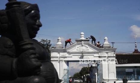 Abdi dalem melakukan perawatan rutin dan membersihkan bangunan Keraton Kasunanan Surakarta Hadiningrat Solo, Jawa Tengah, Ahad (28/3/2021). 