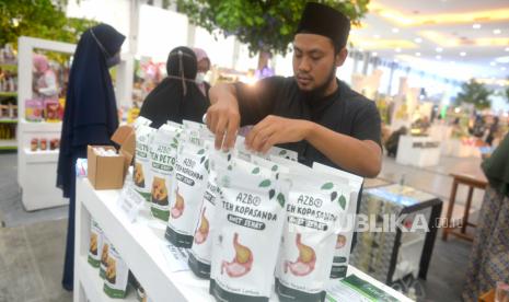 Petugas merapihkan produk makanan saat Jogja Halal Fest (JHF) di Jogja Expo Center, Yogyakarta. Pelaku Usaha Kecil Menengah (UKM) dapat mendeklarasikan produknya halal sesuai ketentuan yang berlaku. Sekretaris Universitas Indonesia Halal Center (UIHC), Qiwamudin menyampaikan UKM yang dapat mengajukan proses self declare halal harus berdasarkan standar halal yang ditetapkan Badan Penyelenggara Jaminan Produk Halal (BPJPH).