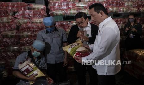 Kabareskrim Polri Komjen Pol Listyo Sigit Prabowo (kedua kanan) didampingi Dirut PT. Food Station Tjipinang Jaya Arief Prasetyo Adi (ketiga kiri) meninjau ketersediaan beras di gudang PT Food Station Tjipinang Jaya, Jakarta, Rabu (18/3/2020).j.(ANTARA/Dhemas Reviyanto)