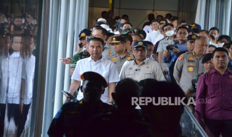 Menteri Perhubungan (Menhub) Budi Karya Sumadi bersama Pj Gubernur Jawa Barat Bey Machmudin bersama sejumlah pejabat terkait meninjau fasilitas Skybridge saat melakukan kunjungan ke Stasiun Bandung, Jalan Kebon Kawung, Kota Bandung, Jawa Barat, Ahad (31/3/2024). Kunjungan Menhub dalam rangka meninjau kesiapan fasilitas Stasiun Bandung masa angkutan Lebaran 2024. Pemudik pada masa Lebaran 2024 diprediksi mencapai 193 juta orang. Berdasarkan hasil survei yang dilakukan Badan Kebijakan Transportasi (BKT), terdapat tren peningkatan potensi pergerakan masyarakat secara nasional pada masa Lebaran 2024 yaitu sebesar 71,7% dari jumlah penduduk Indonesia sebanyak 193 juta orang.