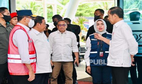 Presiden Jokowi usai meninjau fasilitas dan kesiapan Pelabuhan Merak menghadapi arus mudik lebaran 2023, Selasa (11/4).