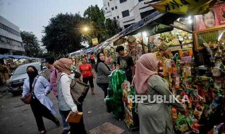 Warga membeli parcel lebaran.