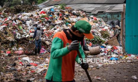 Pemulung memilah sampah di Tempat Pembuangan Sementara (TPS) Kalibata, Jakarta, Kamis (9/4/2020). Kepala Dinas Lingkungan Hidup Pemprov DKI Jakarta, Andono Warih mengatakan terjadi penurunan tonase atau berat sampah sebesar rata-rata 620 ton per hari dari Jakarta ke TPST Bantar Gebang selama penerapan Work From Home (WFH) saat pandemi virus Corona (COVID-19)