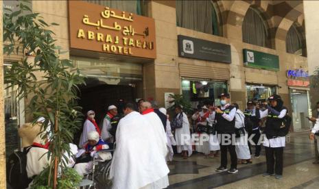 Jamaah haji kloter 1 Solo (SOC-1) bersiap untuk berangkat menuju Makkah di Hotel Abraj Tabah, Kamis (2/6/2023). Dijadwalkan ada lima kloter yang diberangkatkan pada hari ini.