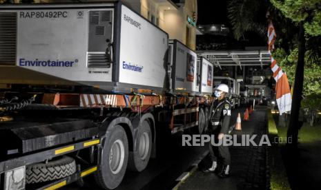 Anggota Polisi Militer berjaga di samping envirotainer yang berisi bahan baku vaksin Covid-19 setibanya di PT Bio Farma, Jalan Pasteur, Kota Bandung, Selasa (12/1). Sebanyak 15 juta dosis bulk atau bahan baku vaksin Sinovac Ready to Fill (RTF) tiba di Indonesia, selanjutnya akan diproses oleh PT Bio Farma dan rencananya akan didistribusikan mulai Februari 2021. Foto: Abdan Syakura/Republika