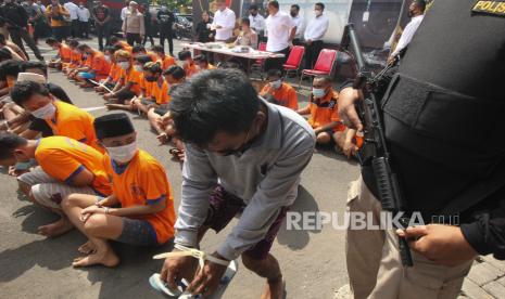 Polisi menghadirkan tersangka saat ungkap kasus premanisme di Polda Jawa Timur, Surabaya, Jawa Timur, Senin (14/6/2021). Ditreskrimum Polda Jawa Timur bersama Polresta Sidoarjo, Polres Pelabuhan Tanjung Perak, Polres Mojokerto dan Polres Gresik menangkap 67 tersangka kasus dugaan premanisme dengan mengamankan sejumlah barang bukti beberapa diantaranya 69 bendel karcis pungutan liar, senjata tajam dan uang tunai Rp9.597.000. 