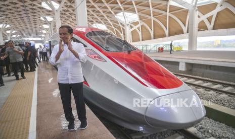 Presiden Indonesia, Joko Widodo berdiri di depan Kereta Cepat Jakarta Bandung yang kini bernama Whoosh.