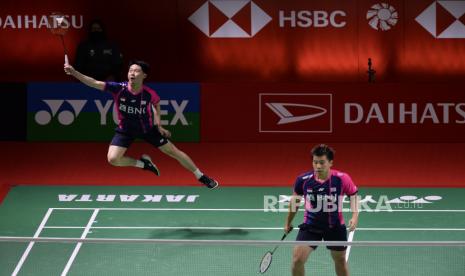 Pebulu tangkis ganda putra Indonesia Marcus Gideon/Kevin Sanjaya mengembalikan kok kearah ganda putra Malaysia Goh Sze Fei/Nur Izzuddin pada babak perempat final Daihatsu Indonesia Master 2022 di Istora Senayan, Jakarta, Jumat (10/6/2022). Pada pertandingan itu Marcus/Kevin menang dengan skor 10-21, 21-11 dan 21-18 sekaligus melaju kebabak semifinal.