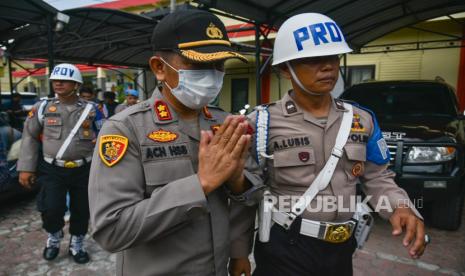 Mantan Kabag Bin Ops Direktorat Narkoba Polda Sumatera Utara AKBP Achiruddin Hasibuan (kiri depan) berjalan menuju gedung Bid Propam saat akan menjalani sidang Komisi Kode Etik Polri di Polda Sumatera Utara, Medan, Selasa (2/5/2023). Komisi Pemberantasan Korupsi menghentikan klarifikasi terhadap Laporan Harta Kekayaan Penyelenggaraan Negara milik Ajun Komisaris Besar Polisi Achiruddin Hasibuan setelah ditemukan bukti penerimaan dugaan tindak pidana korupsi gratifikasi.