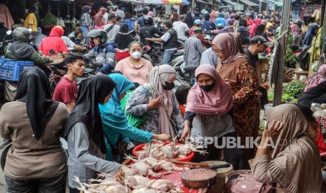 Sejumlah warga memadati Pasar Musi, Kota Depok, Jawa Barat, Ahad (16/6/2024). Ekonom mengatakan pelemahan daya beli sangat memengaruhi tingkat kelas menengah ke bawah.