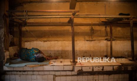 Sejumlah pedagang daging sapi beraktivitas di los daging saat aksi mogok jualan di pasar tradisional Pasar Minggu, Jakarta, Rabu (20/1). Aksi mogok tersebut serentak dilakukan pedagang daging sapi di kawasan Jakarta, Bogor, Depok, Tangerang, dan Bekasi (Jabodetabek) mulai Rabu (20/1) hingga Jumat (22/1)  sebagai bentuk protes imbas dari melonjaknya harga daging sapi mencapai Rp.130 ribu per kilogram. Republika/Thoudy Badai.