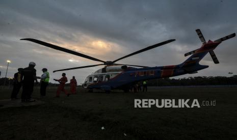 Tim SAR gabungan TNI, Polri, dan Basarnas bersiap di samping Helikopter AW189 milik Polri untuk mengevakuasi korban kecelakaan heli yang ditumpangi Kapolda Jambi di Kerinci dari Stadion Merangin, Jambi, Selasa (21/2/2023). Upaya evakuasi korban oleh Tim Gabungan TNI, Polri dan Basarnas melalui udara yang telah memasuki hari ketiga pada hari ini kembali dilanjutkan setelah sebelumnya menghadapi kendala cuaca buruk. 