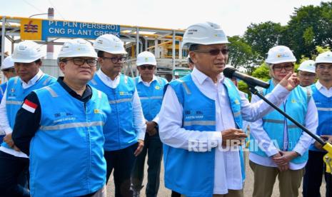 Menteri ESDM mengecek PLTGU Gresik untuk memastikan pasokan listrik selama Idul Fitri 1445 H berjalan aman. 