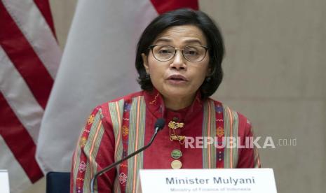  Menteri Keuangan Sri Mulyani Indrawati berbicara saat penandatanganan kesepakatan keuangan untuk Kemitraan Transisi Energi Indonesia yang Adil, di sela-sela Pertemuan Musim Semi Bank Dunia/IMF di kantor pusat Dana Moneter Internasional (IMF) di Washington, Kamis (13/4/2023). 