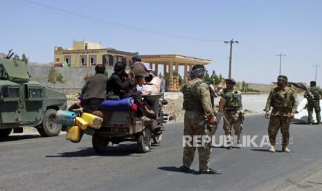  Warga Afghanistan melarikan diri dari pertempuran ketika personel keamanan Afghanistan berpatroli setelah mereka mengambil kembali kendali atas beberapa bagian kota Herat menyusul pertempuran antara Taliban dan pasukan keamanan Afghanistan, di pinggiran Herat, 640 kilometer (397 mil) barat Kabul, Afghanistan, Minggu, Agustus .8, 2021.