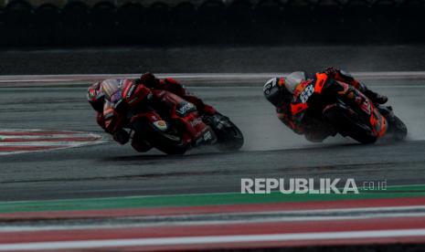 Pembalap Red Bull KTM Factory Racing Miguel Oliveira (kanan), pembalap Ducati Lenovo Team Jack Miller (kiri) memacu kecepatan sepeda motornya saat balapan MotoGP seri Pertamina Grand Prix of Indonesia 2022 di Pertamina Mandalika International Street Circuit, Lombok Tengah, NTB, Ahad (20/3/2022). Miguel Oliveira berhasil menjadi juara pertama disusul pembalap Monster Energy Yamaha MotoGP Fabio Quartararo di posisi kedua dan pembalap Pramac Racing Johann Zarco ketiga. 