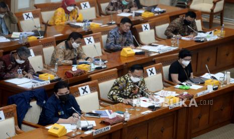 Menteri Badan Usaha Milik Negara (BUMN) Erick Thohir saat mengikuti rapat kerja dengan Komisi VI DPR di Kompleks Parlemen, Senayan, Jakarta, Kamis (18/3). Wakil Menteri BUMN II Kartika Wirjoatmodjo mengatakan pemerintah ingin meningkatkan akses pembiayaan bagi para pelaku ultramikro dan UMKM.