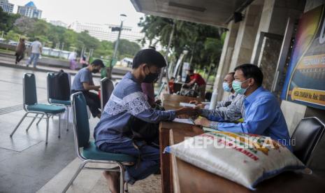 Petugas amil zakat melayani warga yang membayar zakat fitrah di Masjid Istiqlal, Jakarta, Jumat (29/4/2022). Zakat Fitrah, Jenis, Kadar, dan Waktu Pembayaran yang Disunnahkan