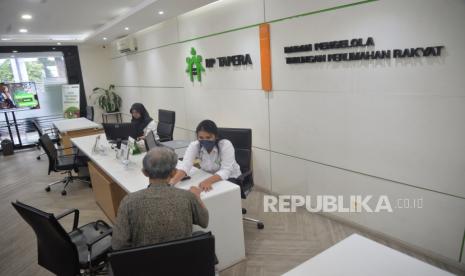 Petugas melayani peserta tabungan perumahan rakyat (Tapera) di Kantor Pelayanan Badan Pengelola (BP) Tapera, Jakarta, Selasa (4/6/2024). Semenjak BP Tapera beroperasi hingga 2024, BP Tapera telah mengembalikan Tabungan Perumahan Rakyat kepada 956.799 orang PNS pensiun atau ahli warisnya senilai Rp4,2 Triliun.