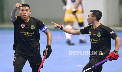 Pemain hoki Jawa Barat Prima Rinaldi Santoso (kiri) melakukan selebrasi usai mencetak gol ke gawang tim hoki Papua dalam Final Hoki Ruangan Putra PON Papua di Stadion Indoor Doyo Baru, Kabupaten Jayapura, Papua, Minggu (10/10/2021). 