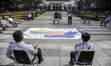 Sekretaris Daerah (Sekda) Kota Bandung yang juga Ketua Harian Gugus Tugas Penanganan Covid-19 Kota Bandung, Ema Sumarna memberikan arahan pada gladi simulasi penerapan Pembatasan Sosial Berskala Besar (PSBB) Kota Bandung di Plaza Balai Kota Bandung, Jalan Wastukencana, Kota Bandung, Ahad (19/4). Gladi tersebut bertujuan untuk mengecek kesiapan terkait simulasi penerapan Pembatasan Sosial Berskala Besar (PSBB) di Kota Bandung yang rencananya akan digelar pada Senin (20/4)