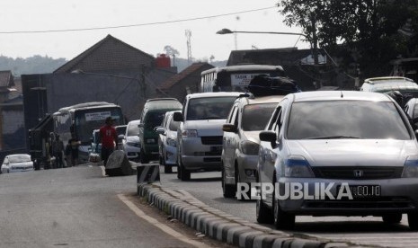 Kendaraan mengantri di kawasan Nagreg, Kabupaten Bandung, Jawa Barat, Selasa (12/6).