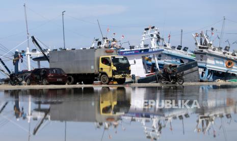  Nelayan naik truk setelah kembali ke pelabuhan di Banda Aceh, Indonesia, 30 November 2020. PT Perikanan Indonesia (Persero) atau Perindo melakukan ekspor perdana gurita hasil tangkapan nelayan di ujung pulau Indonesia bagian Barat, yakni di Kabupaten Simeulue, Provinsi Aceh ke Tokyo, Jepang. 