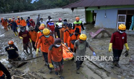 Tim SAR gabungan mengangkat kantong jenazah korban banjir bandang di Desa Radda, Kabupaten Luwu Utara, Sulawesi Selatan, Sabtu (18/7/2020). Proses pencarian korban banjir bandang terkendala material lumpur dan curah hujan yang masih sering terjadi, sementara tim SAR telah menemukan 36 korban meninggal dunia dan 18 orang lainnya masih terus dilakukan pencarian. 