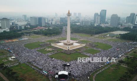 Ribuan massa mengikuti Aksi Damai Aliansi Rakyat Indonesia Bela Palestina di Kawasan Monas, Jakarta, Ahad (5/11/2023). Dalam aksi tersebut mereka mengecam Serangan Israel ke Palestina yang telah menewaskan ribuan warga Palestina. 