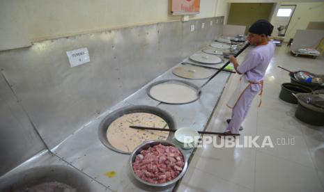 Juru masak mengaduk santan untuk pembuatan rendang di sentra rendang (ilustrasi). Pemkot Padang menyiapkan sentra rendang di Lubuk Buaya, Kecamatan Koto Tangah, sebagai ikon wisata kuliner baru.