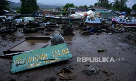 Suasana pemakaman yang tertimbun lumpur akibat terjangan banjir bandang di Kecamatan Bissappu, Kabupaten Bantaeng, Sulawesi Selatatn, Sabtu (13/6/2020). Banjir bandang yang terjadi akibat jebolnya tanggul bendungan Balangsikuyu yang tidak mampu menampung tingginya curah hujan tersebut mengakibatkan puluhan rumah rusak berat dan hilang diterjang banjir yang disertai dengan material batu dan lumpur