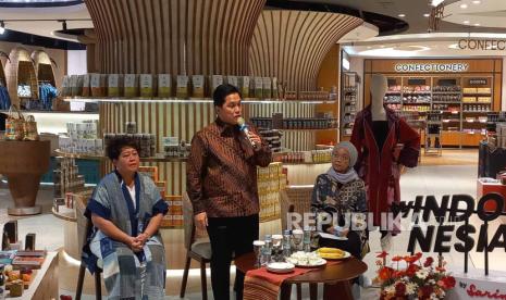 Menteri BUMN Erick Thohir (tengah) dan Direktur Utama PT Sarinah Fetty Kwartati (kiri) dalam konferensi pers mengenai Windownesia di Gedung Sarinah, Jakarta, Sabtu (14/10/2023).