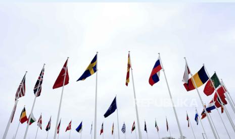 Bendera anggota NATO. Kementerian Pertahanan China mengatakan China dan Organisasi Pertahanan Atlantik Utara (NATO) menggelar dialog militer ke delapan.