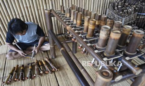 Perajin menyelesaikan pembuatan alat musik Celentung di Sanggar Celentung Selaawi, Kabupaten Garut, Jawa Barat, Senin (2/11/2020). Alat musik berbahan bambu khas daerah Selaawi tersebut dijual dari harga Rp2 juta per set kolosal hingga Rp3 juta per set renteng serta mampu terjual hingga mancanegara seperti Jerman, Filipina, dan Thailand. 