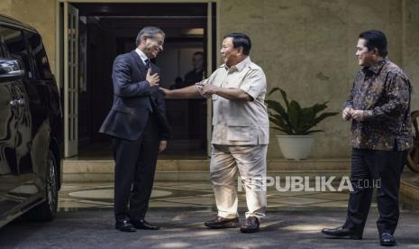 Menteri Pertahanan Prabowo Subianto (tengah) berbincang dengan pendiri Emaar Properties Mohamed Alabbar (kiri) disaksikan Menteri BUMN Erick Thohir (kanan).