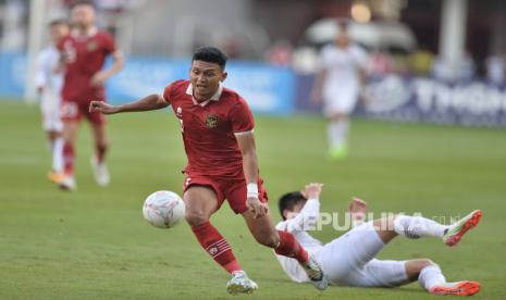 Pemain timnas Indonesia Dendy Sulistyawan mengontrol bola saat pertandingan semifinal leg pertama Piala AFF 2022 melawan Vietnam di Stadion Gelora Bung Karno, Senayan, Jakarta, Jumat (6/1/2023). Pertandingan berakhir imbang dengan skor 0-0.