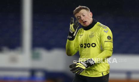 Penjaga gawang Everton Jordan Pickford melakukan pemanasan jelang pertandingan Liga Premier Inggris antara Everton dan Leicester City di stadion Goodison Park di Liverpool, Inggris, Kamis (28/1). 