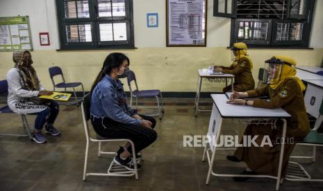 Calon peserta didik mencari informasi terkait Penerimaan Peserta Didik Baru (PPDB) di SMAN 3 Bandung, Jalan Belitung, Kota Bandung, Senin (8/6). Penerimaan Peserta Didik Baru (PPDB) SMA, SMK dan SLB di Jawa Barat digelar secara daring dalam dua tahap yakni 8 - 12 Juni dan 25 Juni - 1 Juli