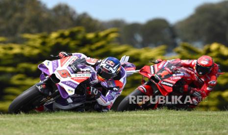  Pembalap MotoGP Pramac Ducati asal Prancis, Johann Zarco (kanan) dan pembalap Ducati Lenovo asal Italia, Francesco Bagnaia, beraksi di sesi latihan bebas kedua di Sirkuit Phillip Island, Australia.