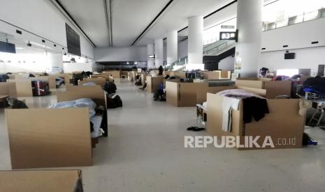 Suasana di bandara Narita, Jepang, Rabu (8/4). Jepang sedang mempertimbangkan untuk mengizinkan lebih banyak orang asing memasuki negara itu untuk tinggal lebih lama mulai awal bulan depan. 