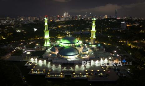 Masjid Wilayah menyala dengan latar belakang cakrawala kota pada malam Ramadhan di Kuala Lumpur, Malaysia, Sabtu, 2 April 2022. Berawal dari Kampus, Alina Berkenalan dengan Islam Hingga Berikrar Menjadi Muslim