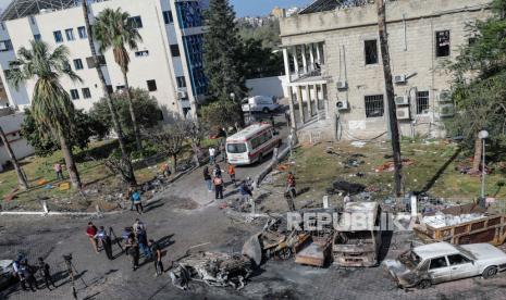 Penampakan kondisi di rumah sakit Al Ahli Baptist di Gaza pada Rabu, 18 Oktober 2023, sehari setelah dihantam rudal. 