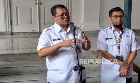 Plt Kepala Dinas Pendidikan Provinsi DKI Jakarta Budi Awaluddin melakukan konferensi pers terkait kebijakan cleansing terhadap guru honorer di Balai Kota DKI Jakarta, Rabu (17/7/2024). 