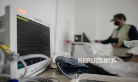 Petugas mempersiapkan alat medis ventilator di rumah sakit. Pihak RS Bhayangkara Sumbar sudah siapkan ruang isolasi meski belum ada ventilator