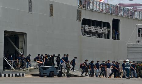 Sejumlah ABK World Dream turun dari KRI Rumah Sakit Semarang usai tiba di dermaga Komando Lintas Laut Militer (Kolinlamil), Jakarta, Sabtu (14/3/2020). Menteri Kesehatan Terawan Agus Putranto menyatakan seluruh 188 WNI ABK yang telah menjalani observasi selama 14 hari di Pulau Sebaru Kecil, Kepulauan Seribu, terbukti sehat dan terbebas dari infeksi virus corona. ANTARA FOTO/Aditya Pradana Putra/foc.   *** Local Caption *** 