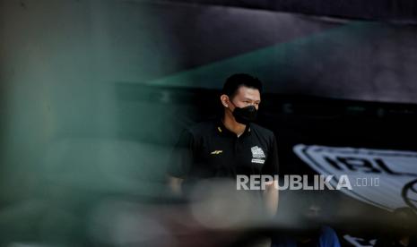 Pelatih Satria Muda Pertamina Jakarta Youbel Sondakh mengamati pertandingan saat melawan RANS PIK Basketball Club  dalam pertandingan Seri 1 Jakarta Indonesian Basketball League (IBL) 2022 di Hall Basket Senayan, Kompleks Gelora Bung Karno (GBK), Senayan, Jakarta, Rabu (19/1/2022). Satria Muda Pertamina Jakarta berhasil menang atas RANS PIK Basketball Club dengan skor 64-32. Republika/Thoudy Badai