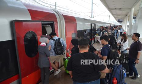 Penumpang Kereta Cepat atau Woosh antre memasuki gerbong di Stasun Kereta Cepat Padalarang kabupaten Bandung, Jawa Barat, Sabtu (10/2/2024).