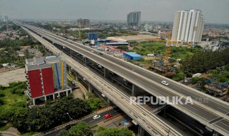 Suasana lengang jalan layang tol Mohamed Bin Zayed setelah dilakukan penutupan pada (6/5) dini hari di kawasan Bekasi, Jawa Barat, Kamis (6/5). Penutupan tersebut dilakukan hingga 18 Mei 2021 mendatang guna membatasi pergerakan arus lalu lintas keluar dan masuk Jabotabek selama pemberlakuan larangan mudik lebaran sebagai upaya menekan penyebaran Covid-19. Republika/Thoudy Badai